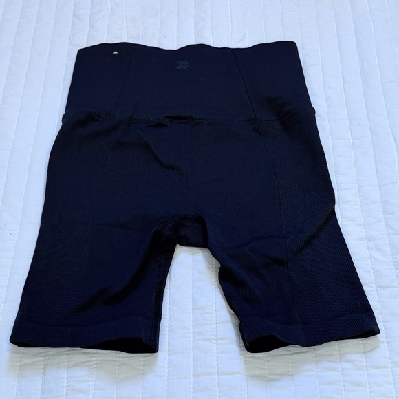 All in Motion Women's Contour Power Waist Black Bike Shorts Sz Small - Picture 6 of 6